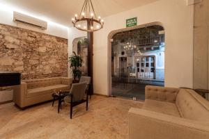 a living room with a couch and a table at Soy Local Insignia in Cartagena de Indias +69 photos