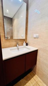 Un baño con lavabo y un espejo grande. en Front Line, Sea View, luxury Penthouse in Caparica, en Costa da Caparica 112 fotos más