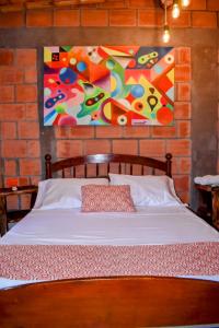 - une chambre avec un lit orné d'une peinture murale dans l'établissement Hotel B & C, à Mariquita