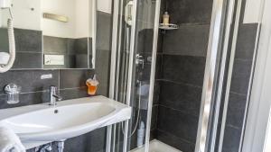 Koupelna v ubytování Hotel Europe Brig + 37 fotografií