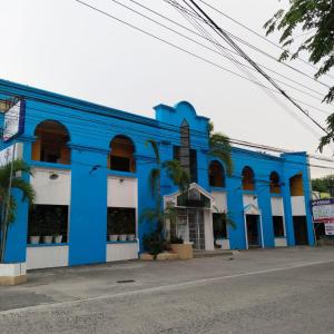 un edificio azul al lado de una calle en 2 Hotel Saleh en Ángeles