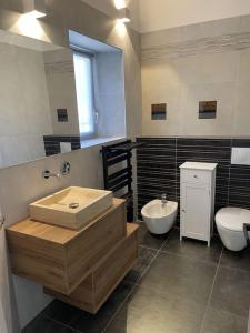 La salle de bains est pourvue d'un lavabo, d'une baignoire et de toilettes. dans l'établissement Villa en Provence, à Rians