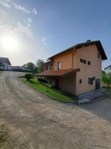 Budova, v ktorej sa apartmán nachádza