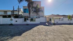 una casa con entrada de piedra frente a una casa en Pousada Marques Floripa en Florianópolis