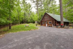 ElizabethtownにあるCozy Elizabethtown Cabin with Fire Pit!の自転車が正面に駐車したキャビンです。