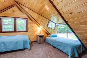 Ένα ή περισσότερα κρεβάτια σε δωμάτιο στο Cozy Elizabethtown Cabin with Fire Pit!