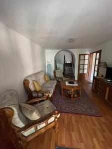 uma sala de estar com um sofá e uma mesa em MONTEFIN HOUSE em Petrovac na Moru