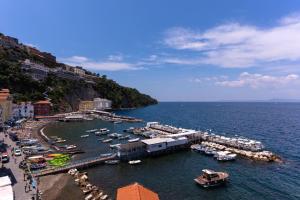 um grupo de barcos ancorados numa doca na água em Relais del Mare em Sorrento