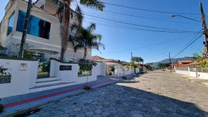 a street in a town with a white building at Pousada Marques Floripa in Florianópolis