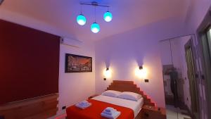 Postel nebo postele na pokoji v ubytování HARMONY RELAX HYDROMASSAGE SAUNA AT THE VATICAN MUSEUMS