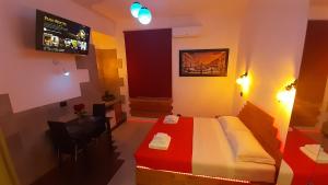 TV a/nebo společenská místnost v ubytování HARMONY RELAX HYDROMASSAGE SAUNA AT THE VATICAN MUSEUMS