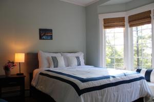 1 dormitorio con cama y ventana en The Hillside B&B. Home w/ Breakfast Service! en Wisconsin Dells