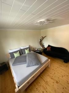 ein Schlafzimmer mit einem großen Bett in einem Zimmer in der Unterkunft Meli´s Zirbenbett Ferienhaus in Bernstein