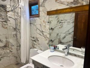 Gatetrees resort في جافنا: حمام مع حوض ومرحاض ومرآة