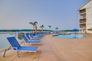 Πισίνα στο ή κοντά στο Lake Views and Pool Access Ozarks Condo!