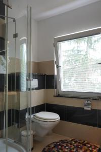 bagno con servizi igienici e finestra. di Maisonettewohnung in TOP Lage a Wolfsburg