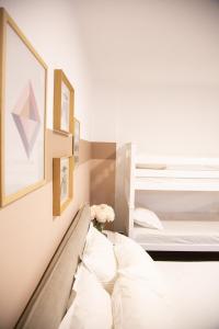 um quarto com 2 beliches e uma estrutura de cama em Lulu Suites - Moka em Golem