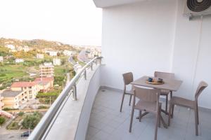 een balkon met een tafel en stoelen en uitzicht bij Lulu Suites - Moka in Golem