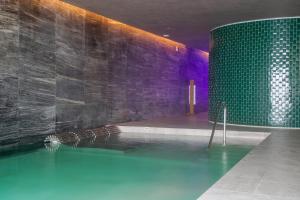 Bazén v ubytování The Club at Solaz Luxury Villas nebo v jeho okolí