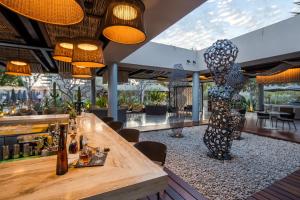 een bar in een restaurant met een standbeeld van een vrouw bij The Club at Solaz Luxury Villas in San José del Cabo