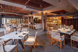 Restaurace v ubytování The Club at Solaz Luxury Villas