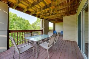 d'une terrasse avec une table et des chaises. dans l'établissement Branson Condo with Lake Access and Resort Amenities!, à Branson