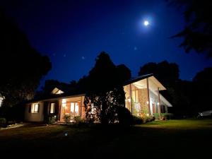 Una casa de noche con la luna en el cielo en Les Margarides en Seva