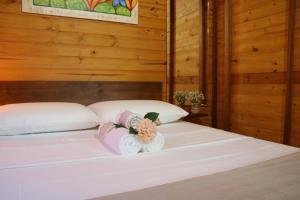 Giường trong phòng chung tại Chalés Vale da Lua - Praia do Rosa