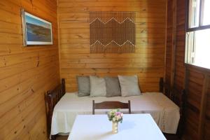 Giường trong phòng chung tại Chalés Vale da Lua - Praia do Rosa +14 ảnh