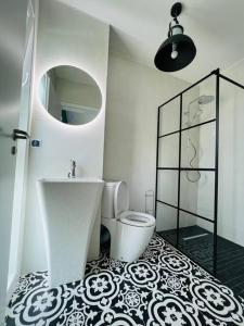 uma casa de banho com um WC, um lavatório e um espelho. em Apartament spațios zona buna em Cluj-Napoca