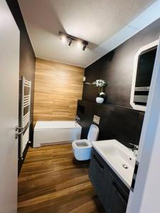 uma casa de banho com um WC branco e um lavatório. em Apartament spațios zona buna em Cluj-Napoca