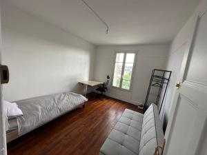- une chambre avec un lit et un bureau dans l'établissement Appartement Mantes-la-Jolie, à Mantes-la-Jolie