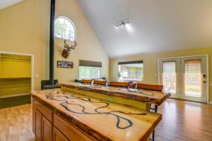 Gallery image of Spacious and Private Home with Lazy Mountain View in Palmer