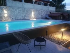 Der Swimmingpool an oder in der Nähe von KAMENJAK VOLME, Cousy house with Pool
