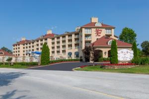 een groot hotel met een weg ervoor bij Music Road Resort Hotel and Inn in Pigeon Forge