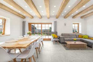 - une salle à manger avec une table et un canapé dans l'établissement Chalupa ODDECH, à Lipno nad Vltavou