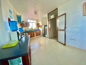 uma grande cozinha com um balcão e uma porta em El Rincón de George em Puerto Villamil
