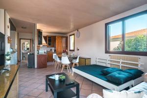 un soggiorno con letto e cucina di Te Vojo Ben -Furnished Flat- a Santa Maria di Sala