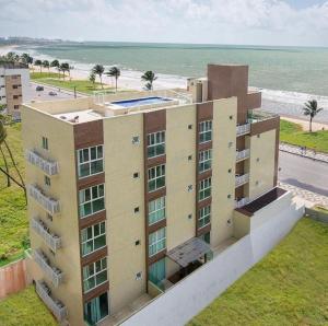 vista aerea di un edificio vicino alla spiaggia di Flat Golden Praia joãos pessoa a Cabedelo