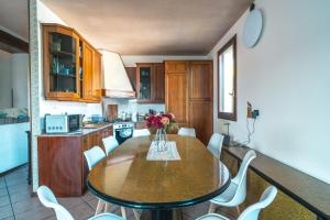 una cucina con tavolo e sedie di Te Vojo Ben -Furnished Flat- a Santa Maria di Sala
