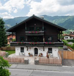 uma casa com flores na frente em Haus Kulala em Kaprun