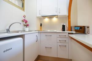 Kuchyň nebo kuchyňský kout v ubytování CORDOBA HomeStay by Turismar