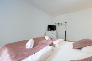 ein Schlafzimmer mit einem Bett mit Handtüchern darauf in der Unterkunft Apartment Tanja Oldtown in Split