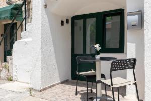 einen Tisch und zwei Stühle vor einer Tür in der Unterkunft Apartment Tanja Oldtown in Split