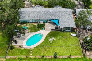 ロックポートにあるSea Glassの家の裏庭にあるプールの俯瞰図