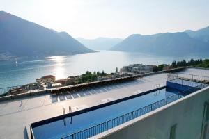 una grande piscina con vista su un bacino d'acqua di Hotel Credo a Kotor (Cattaro)