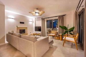 una sala de estar con un sofá y una mesa en Villa Verde Luxury Mediterranean Villa With Private Pool, en Kas