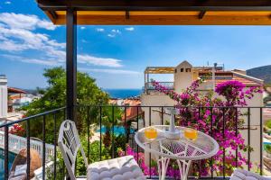 Un balcón con mesa y sillas y vista al mar. en Villa Verde Luxury Mediterranean Villa With Private Pool, en Kas