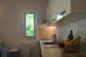 Küche/Küchenzeile in der Unterkunft KAMENJAK VOLME, Cousy house with Pool