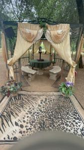 einen Pavillon mit einem Tisch und einem Zelt in der Unterkunft The Oasis in Redding